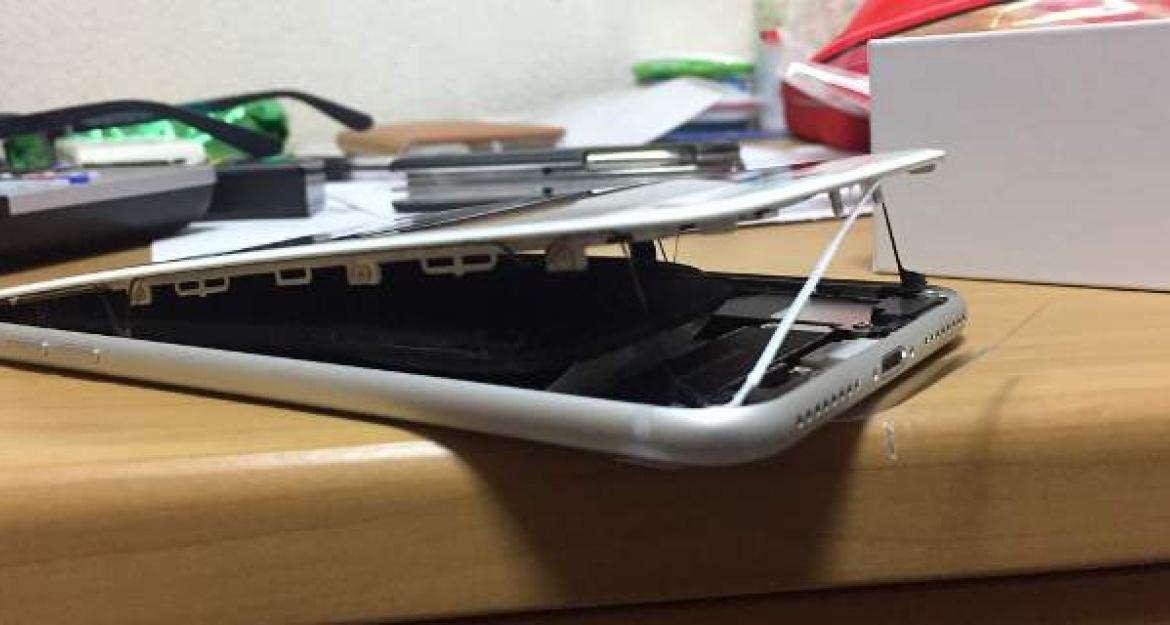 Προβλήματα για την Apple: Τα iPhone 8 Plus ανοίγουν στα δύο (pics)