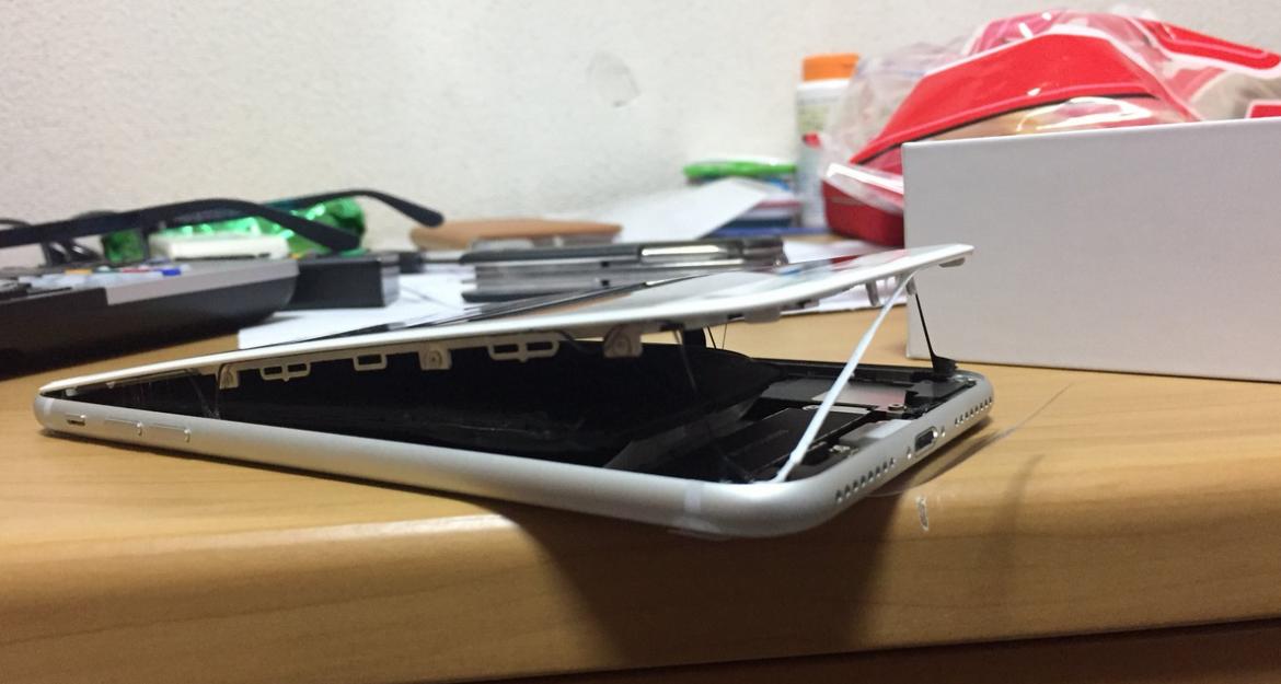 Προβλήματα για την Apple: Τα iPhone 8 Plus ανοίγουν στα δύο (pics)