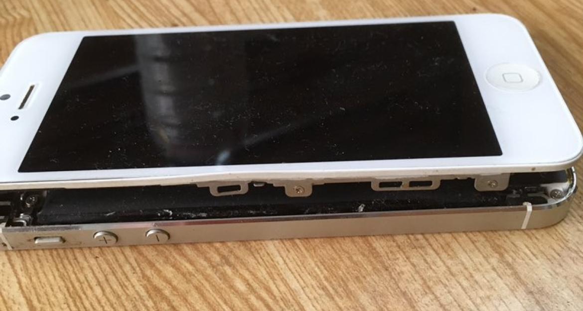 Προβλήματα για την Apple: Τα iPhone 8 Plus ανοίγουν στα δύο (pics)