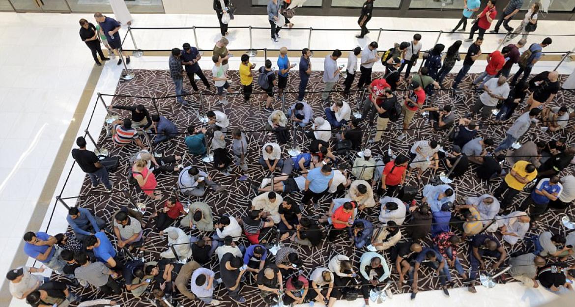 Τεράστιες ουρές για το νέο iPhone X (pics)