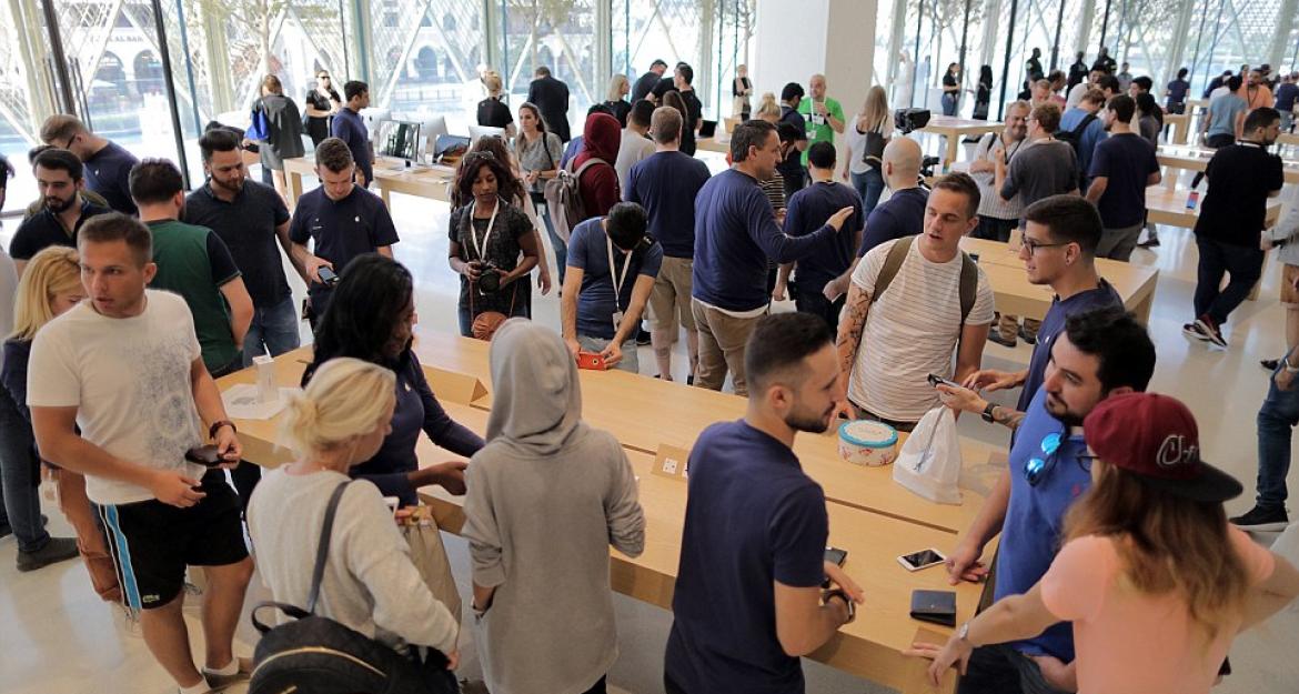 Τεράστιες ουρές για το νέο iPhone X (pics)