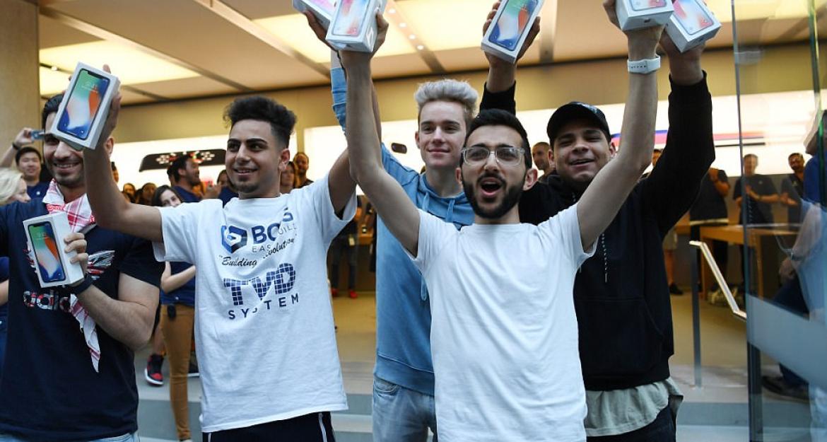 Τεράστιες ουρές για το νέο iPhone X (pics)