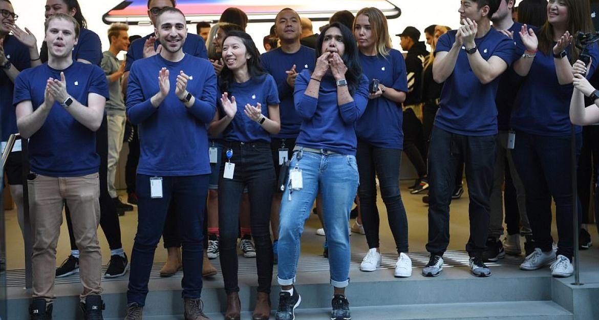 Τεράστιες ουρές για το νέο iPhone X (pics)