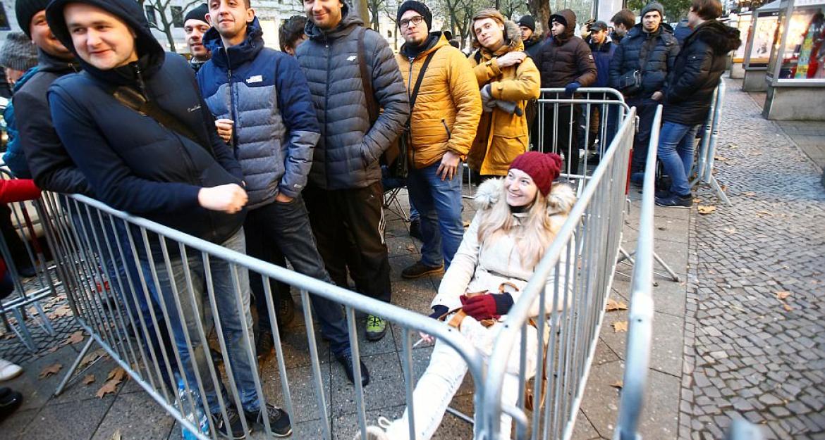 Τεράστιες ουρές για το νέο iPhone X (pics)