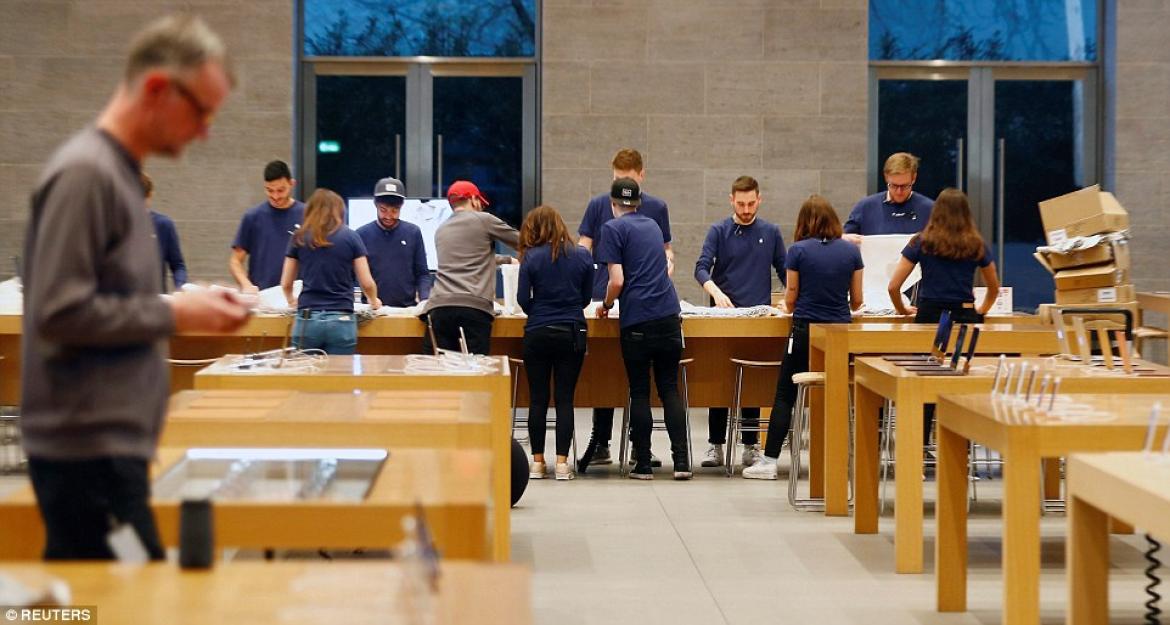 Τεράστιες ουρές για το νέο iPhone X (pics)