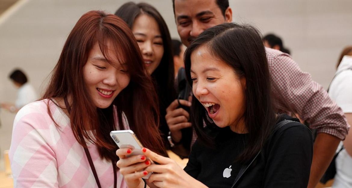 Τεράστιες ουρές για το νέο iPhone X (pics)