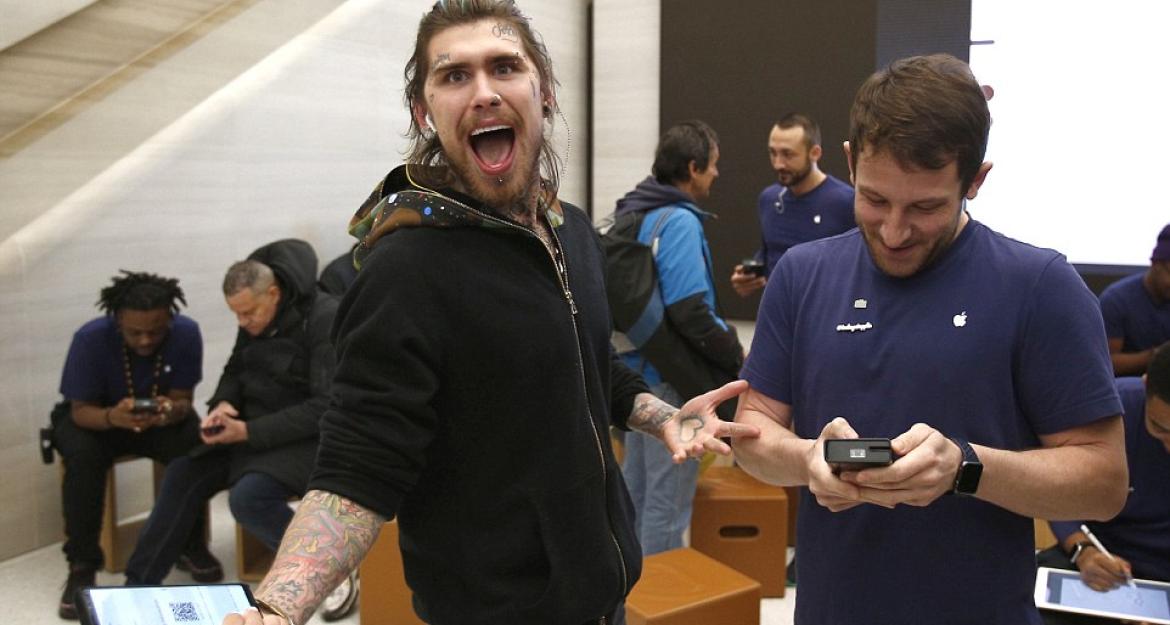 Τεράστιες ουρές για το νέο iPhone X (pics)