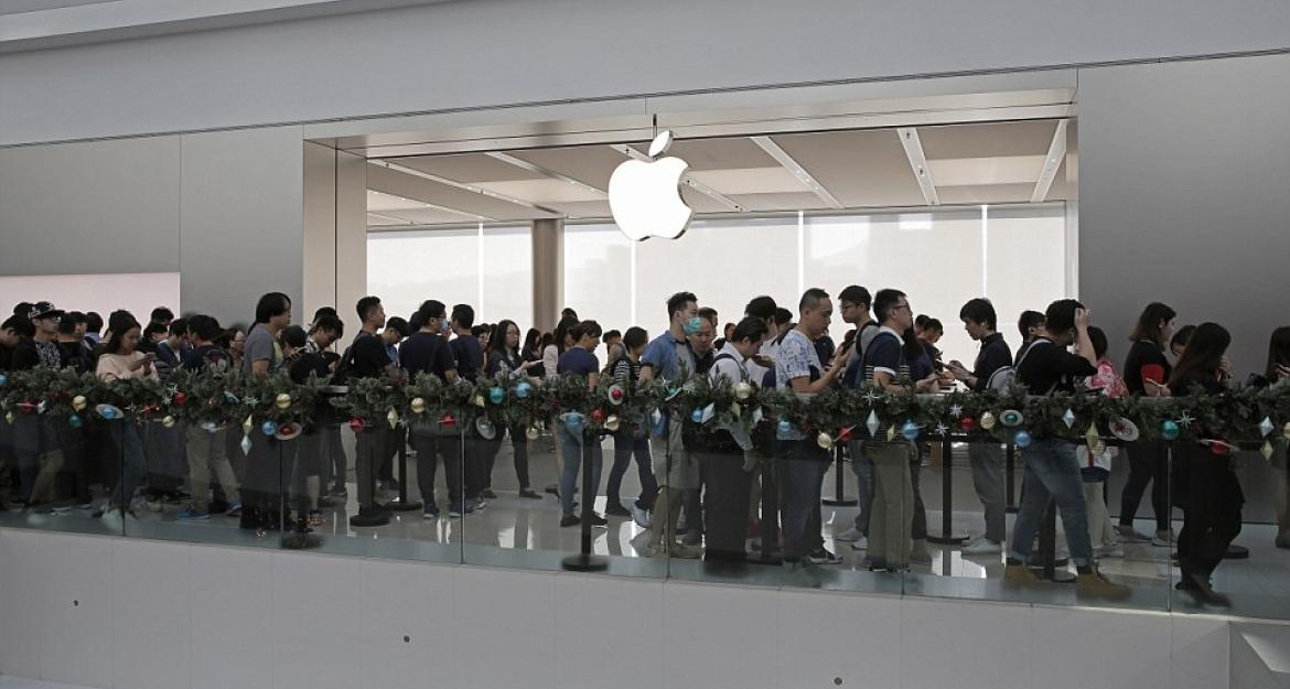 Τεράστιες ουρές για το νέο iPhone X (pics)