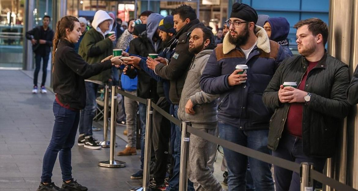 Τεράστιες ουρές για το νέο iPhone X (pics)