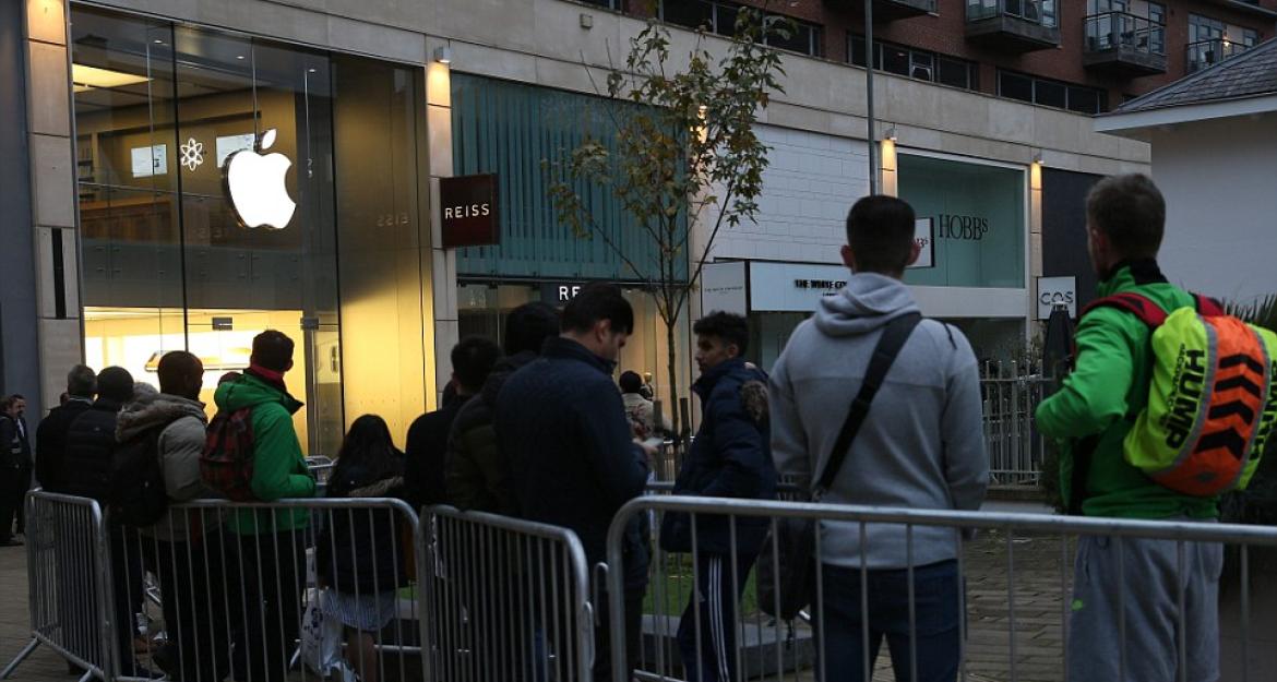 Τεράστιες ουρές για το νέο iPhone X (pics)