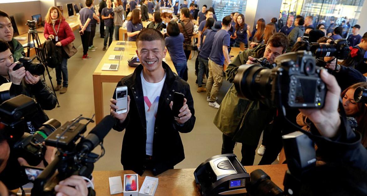 Τεράστιες ουρές για το νέο iPhone X (pics)
