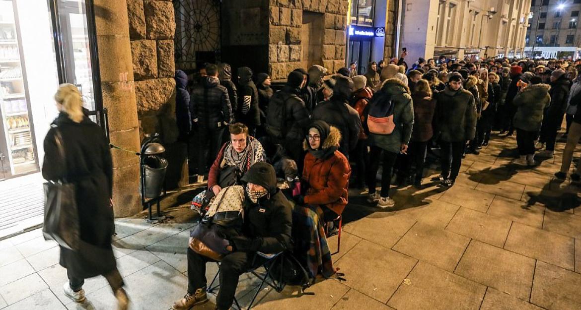 Τεράστιες ουρές για το νέο iPhone X (pics)