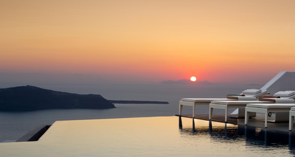 Ως «Best Hotel Bar» βραβεύτηκε το 363 Champagne Lounge του Grace Santorini