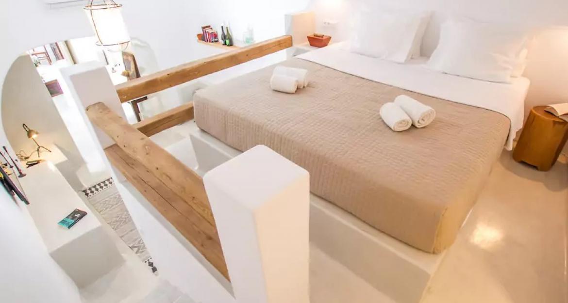 Το πιο περιζήτητο Airbnb του κόσμου βρίσκεται στη Σαντορίνη (pics)
