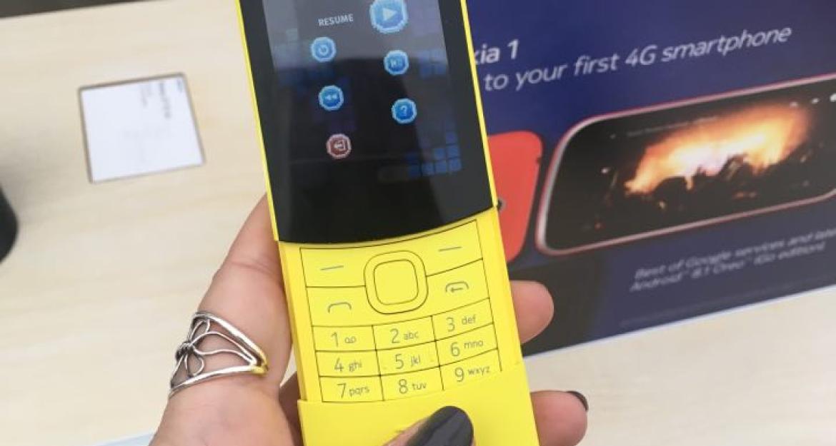 Το θρυλικό 8110 με το πορτάκι ξαναβγάζει η Nokia (pics & vid)