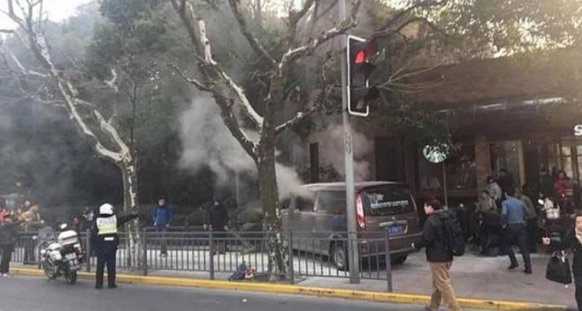 Σαγκάη: Φλεγόμενο φορτηγάκι έπεσε πάνω σε πεζούς (pics & vids)