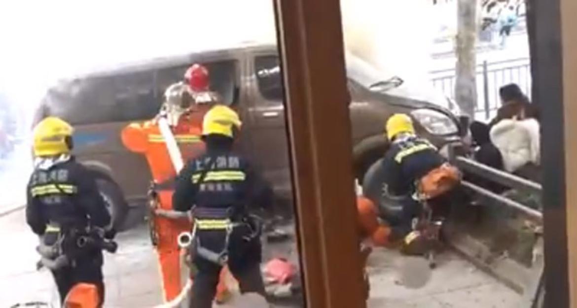 Σαγκάη: Φλεγόμενο φορτηγάκι έπεσε πάνω σε πεζούς (pics & vids)