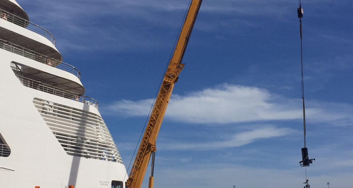 Ένα κρουαζιερόπλοιο... γδύθηκε για καλό σκοπό (pics)