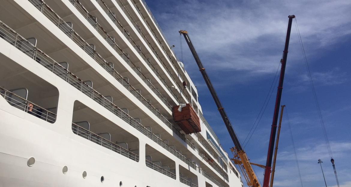 Ένα κρουαζιερόπλοιο... γδύθηκε για καλό σκοπό (pics)