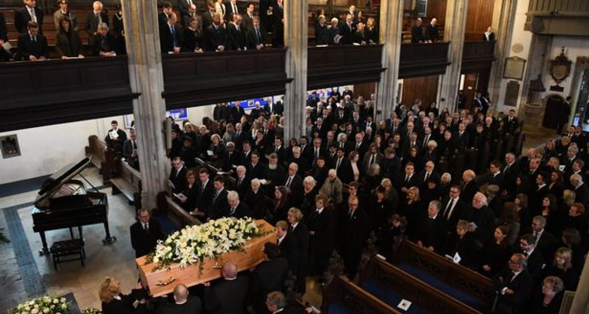 Πλήθος κόσμου στην κηδεία του Στίβεν Χόκινγκ