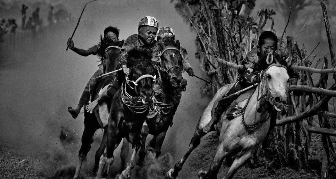 Ο «φλεγόμενος διαδηλωτής» είναι η φωτογραφία της χρονιάς 