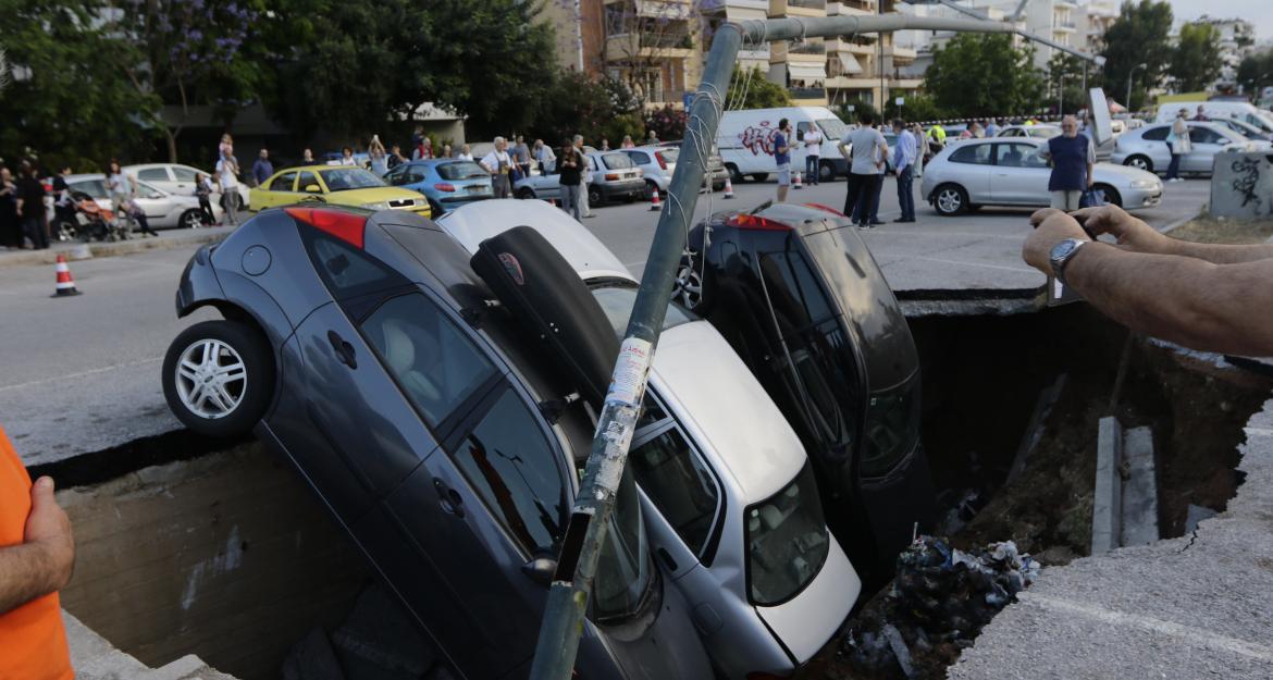 Καλλιθέα: «Βούλιαξε» το πάρκινγκ στον ΗΣΑΠ Ταύρου (pics)