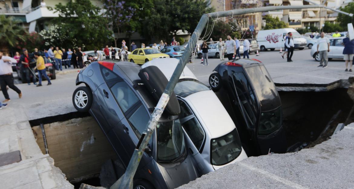 Καλλιθέα: «Βούλιαξε» το πάρκινγκ στον ΗΣΑΠ Ταύρου (pics)