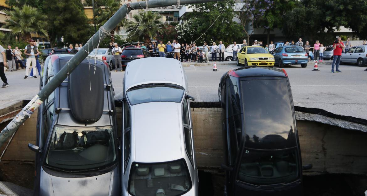 Καλλιθέα: «Βούλιαξε» το πάρκινγκ στον ΗΣΑΠ Ταύρου (pics)