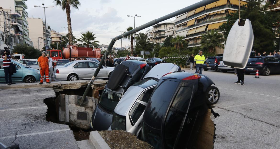 Καλλιθέα: «Βούλιαξε» το πάρκινγκ στον ΗΣΑΠ Ταύρου (pics)