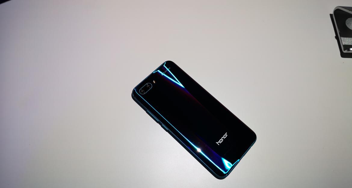 Αυτό είναι το νέο κινητό Honor 10 (pics)