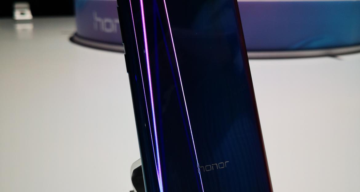 Αυτό είναι το νέο κινητό Honor 10 (pics)