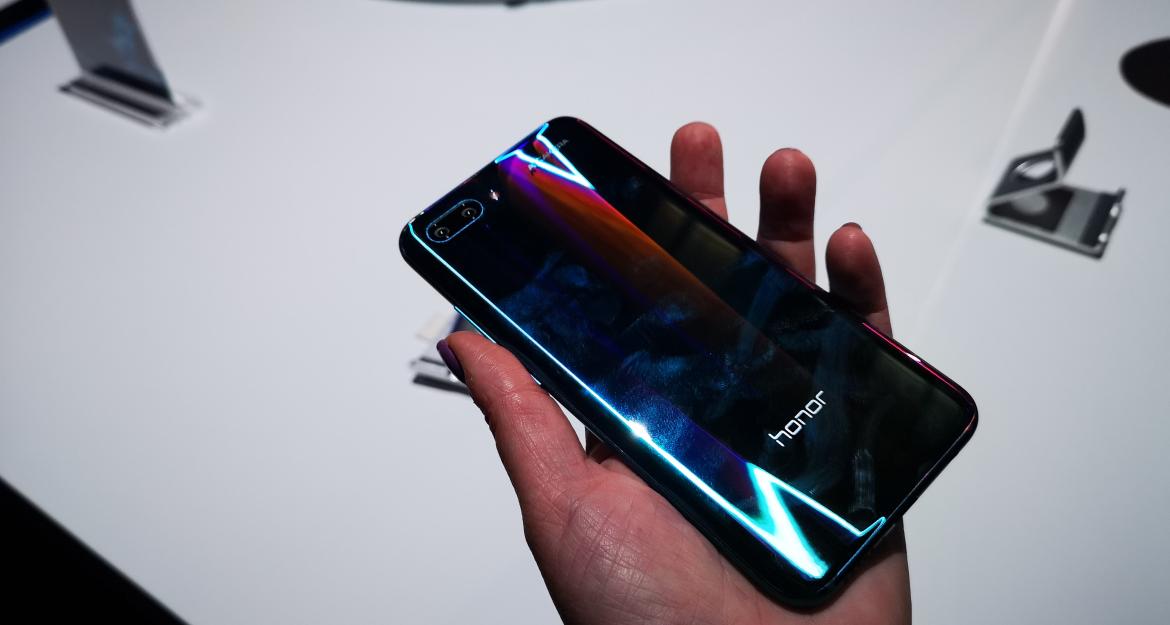 Αυτό είναι το νέο κινητό Honor 10 (pics)