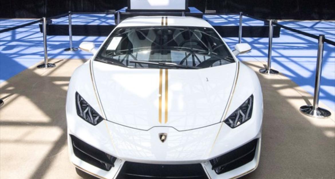 Στο «σφυρί» για 809.000 ευρώ η Lamborghini του Πάπα (pics)