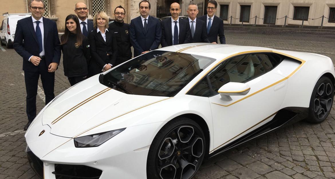 Στο «σφυρί» για 809.000 ευρώ η Lamborghini του Πάπα (pics)