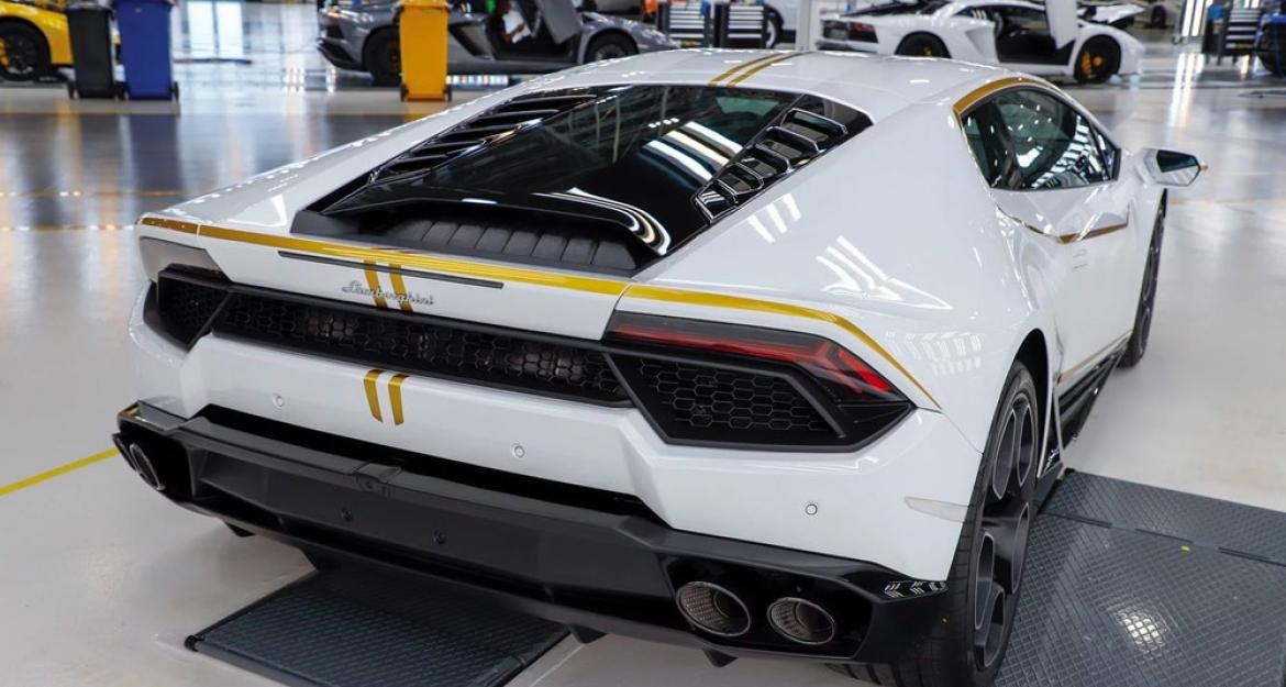 Στο «σφυρί» για 809.000 ευρώ η Lamborghini του Πάπα (pics)