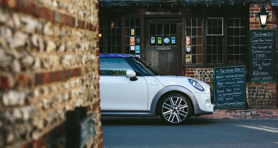 MINI δώρο σε Πρίγκιπα Χάρι και Μέγκαν Μαρκλ για τον γάμο τους!