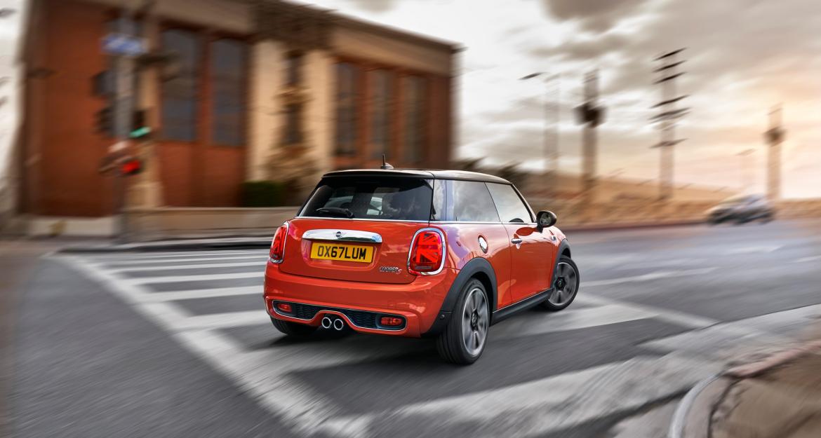 Διαθέσιμο με τιμή από 19.740 ευρώ το ανανεωμένο MINI (pics)