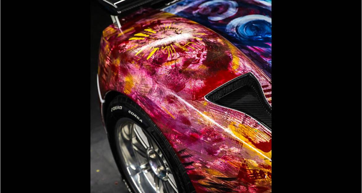 Η μετάλλαξη ενός supercar σε πολύχρωμη ζωγραφιά
