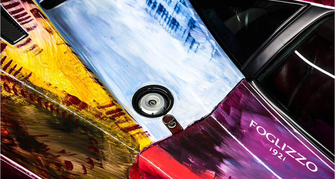 Η μετάλλαξη ενός supercar σε πολύχρωμη ζωγραφιά