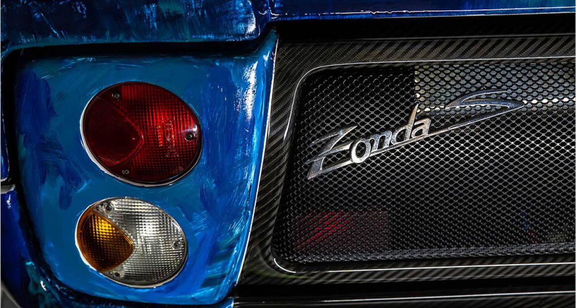 Η μετάλλαξη ενός supercar σε πολύχρωμη ζωγραφιά