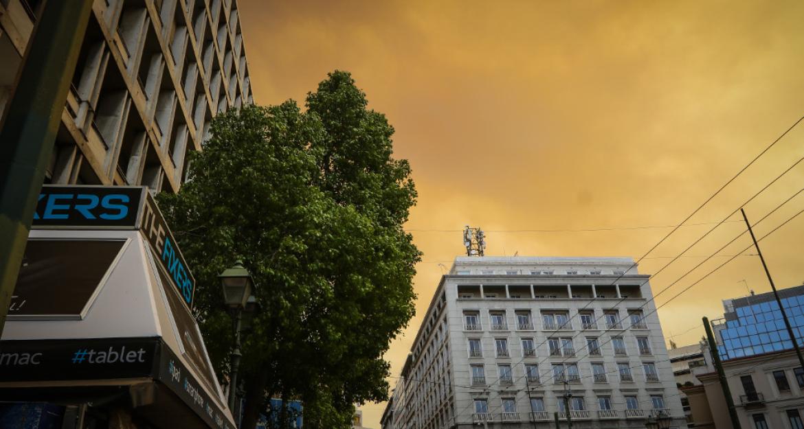 Στην Αθήνα έφτασε ο καπνός από τη μεγάλη φωτιά στην Κινέτα ...
