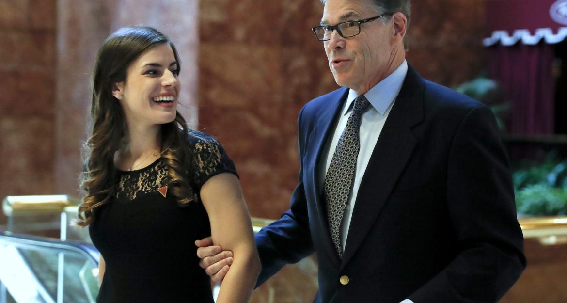 Πόσα κερδίζει η 27χρονη βοηθός του Τραμπ (pics)