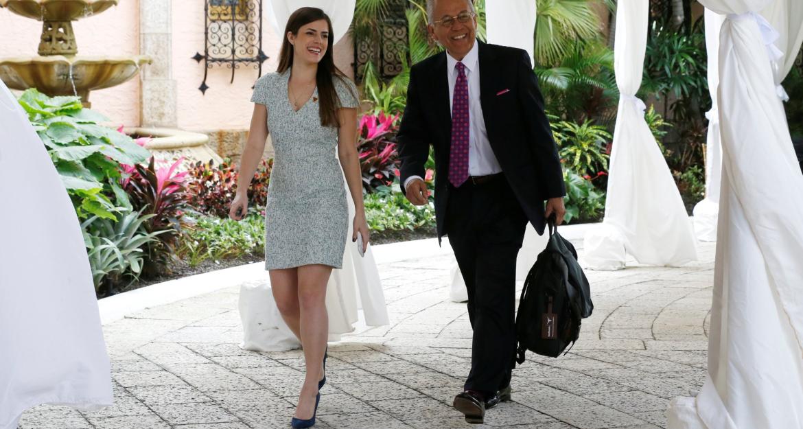 Πόσα κερδίζει η 27χρονη βοηθός του Τραμπ (pics)