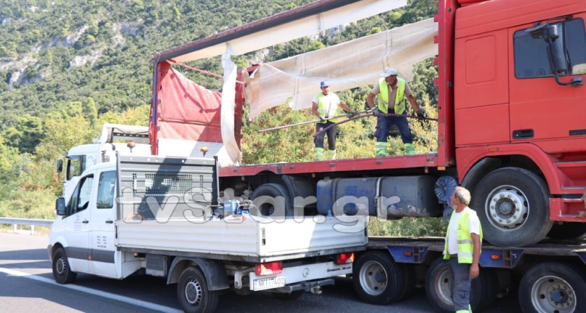Νταλίκα ξήλωσε τα φώτα από σήραγγα στη Λαμία! (pics)