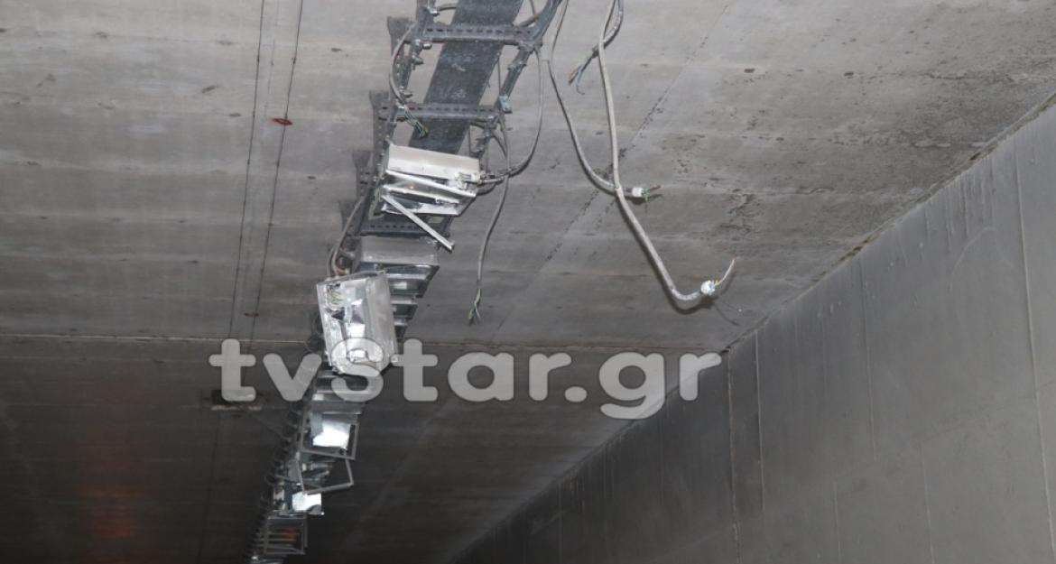 Νταλίκα ξήλωσε τα φώτα από σήραγγα στη Λαμία! (pics)