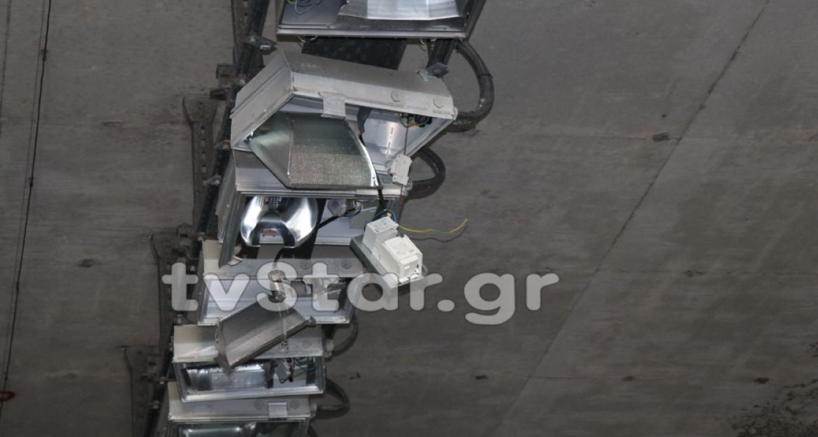 Νταλίκα ξήλωσε τα φώτα από σήραγγα στη Λαμία! (pics)