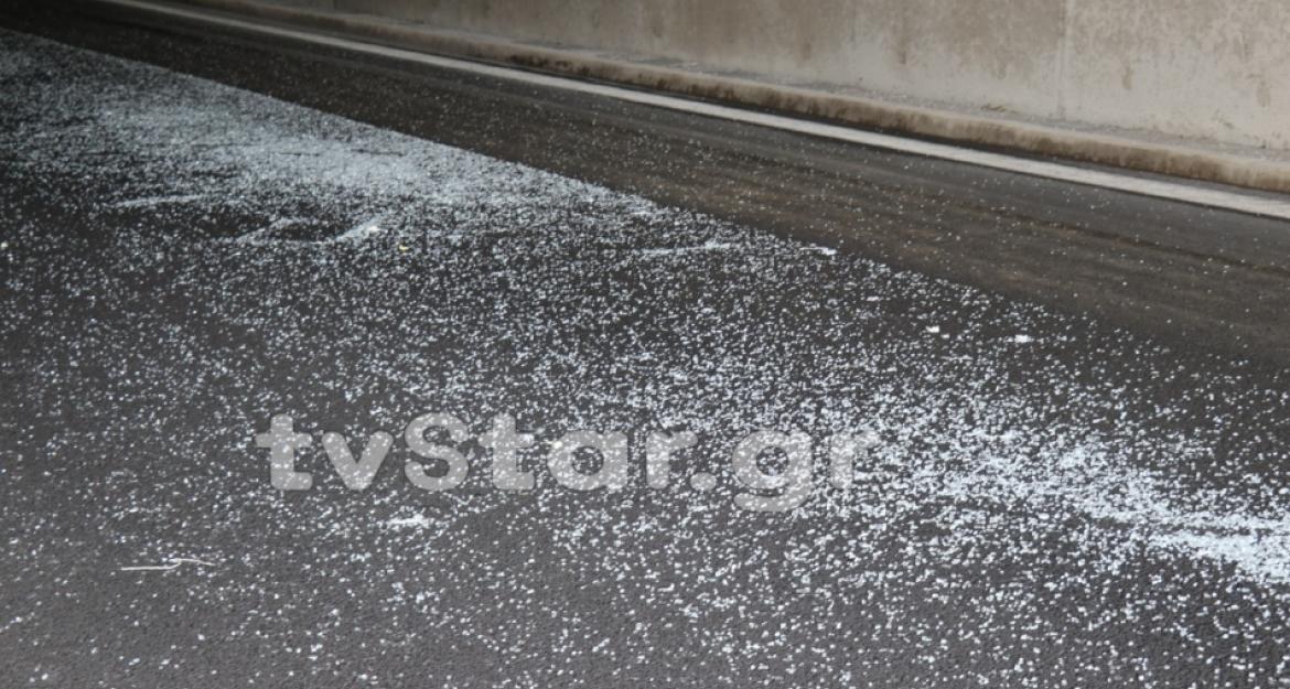 Νταλίκα ξήλωσε τα φώτα από σήραγγα στη Λαμία! (pics)