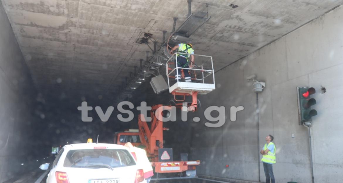 Νταλίκα ξήλωσε τα φώτα από σήραγγα στη Λαμία! (pics)