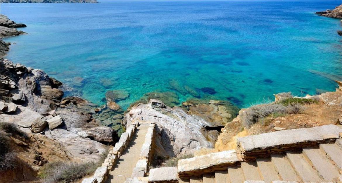 «Νερό κι αλάτι» στη βίλα 2 εκατ. στην Ίο (pics)