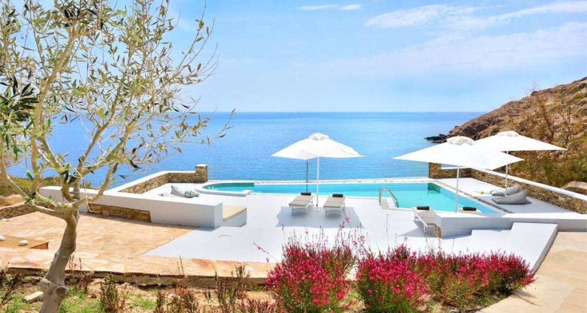 «Νερό κι αλάτι» στη βίλα 2 εκατ. στην Ίο (pics)